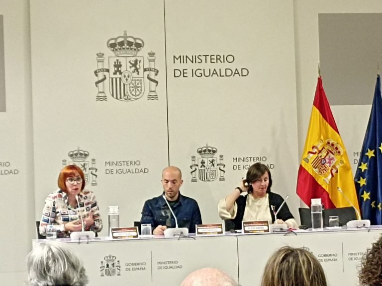 Ángeles Blanco interviene junto a David Armenteros, ex vicepresidente de la Federación Estatal LGTBI y María Jesús Raimundo, Fiscal Adscrita a la Unidad contra Delitos de Odio y Discriminación durante las III Jornadas sobre nuevas tendencias en Delitos de Odio organizadas por la Federación Estatal LGTBI.